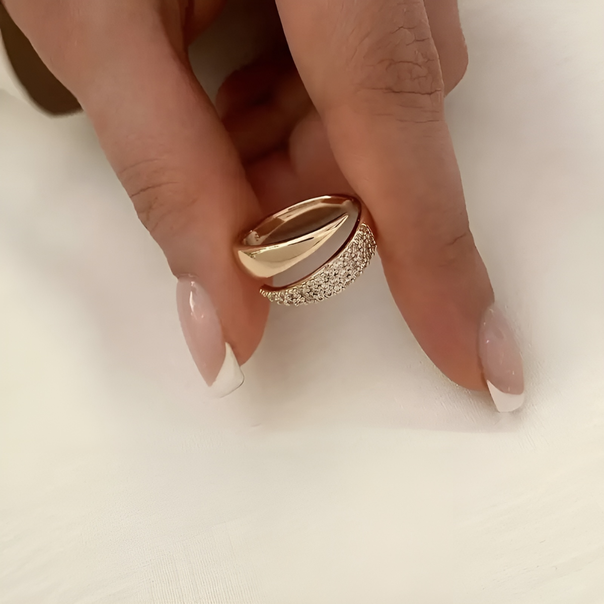Andrea™ - Anillo Elegante Haven